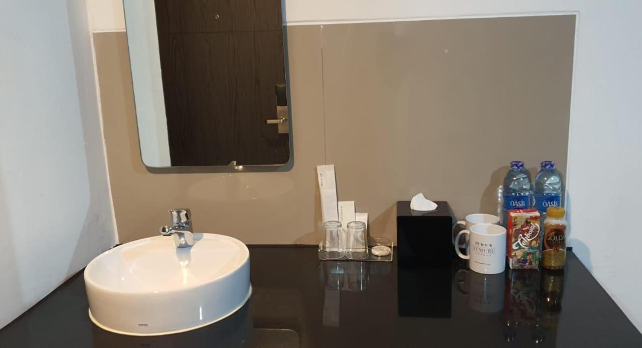 Nemuru Hotel Ciputat Pondokcabe Hilir Bagian luar foto